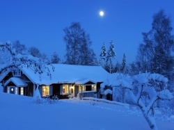 Припорошенный снегом домик